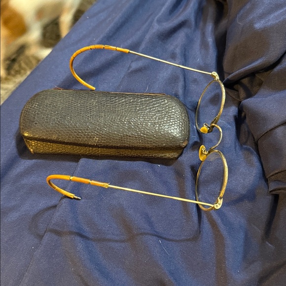 Vintage Gold Round Glasses - Picture 2 of 3